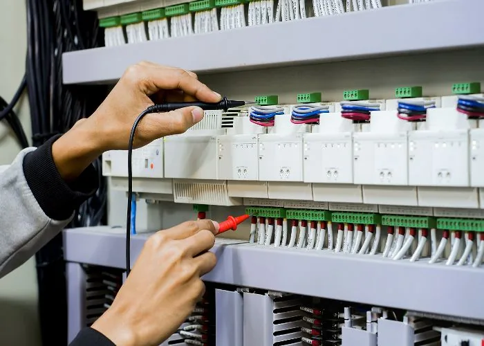 Qué es el riesgo eléctrico y cómo gestionarlo en tu empresa