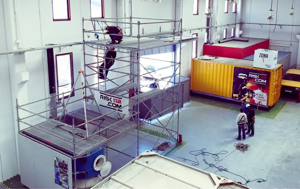 Alumnos entrenando en la torre de rescate de la sede de Sabadell