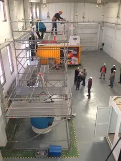 Interior de la torre de rescate y espacios confinados