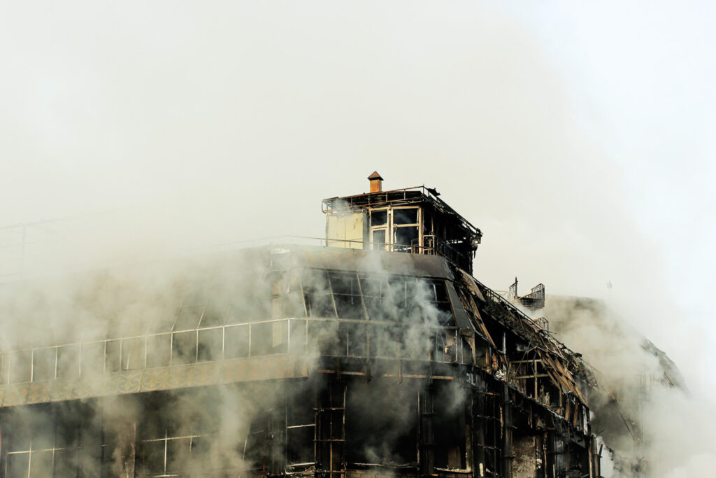 Imatge il·lustrativa d'edifici en flames.