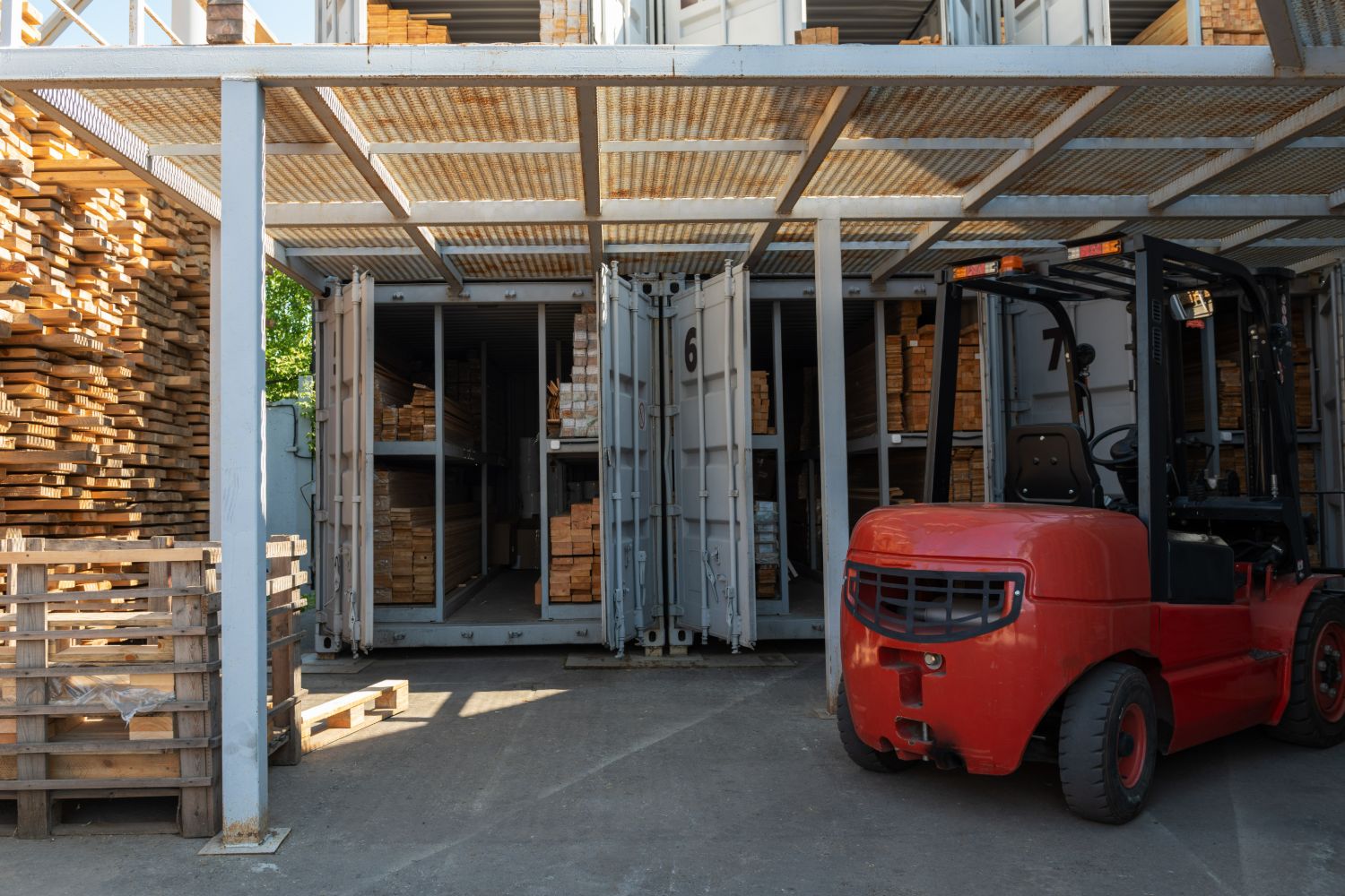 Gepcoformacion-Carretilla-Elevadora-Escena-De-Almacen-Industrial-Con-Un-Montacargas-Rojo-Estacionado-Cerca-De-Contenedores-De-Envio-Llenos-De-Apilados Gepcoformacion Carretilla Elevadora Escena De Almacen Industrial Con Un Montacargas Rojo Estacionado Cerca De Contenedores De Envio Llenos De Apilados