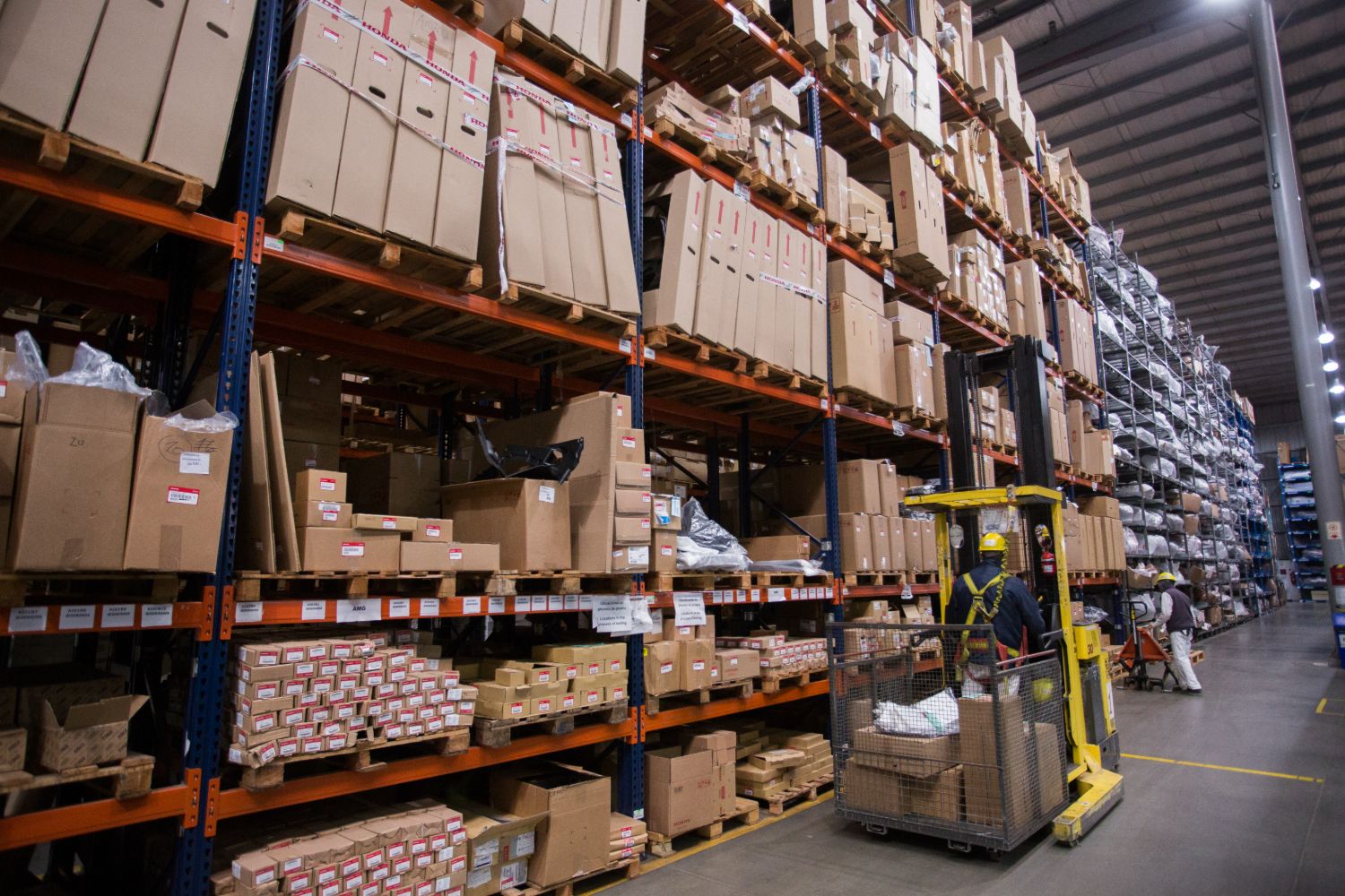 Gepcoformacion-Carretilla-Elevadora-Hombres-En-El-Trabajo-Con-Ropa-De-Proteccion-Manejando-Cajas-En-Un-Almacen Gepcoformacion Carretilla Elevadora Hombres En El Trabajo Con Ropa De Proteccion Manejando Cajas En Un Almacen