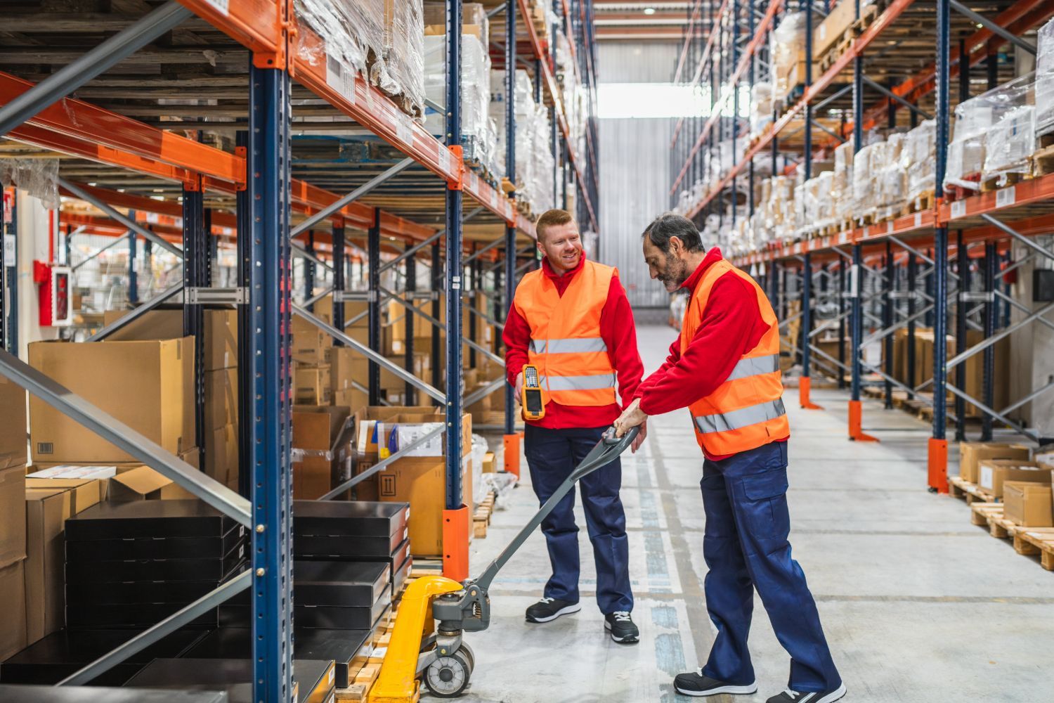 Gepcoformacion-Carretilla-Elevadora-Trabajadores-De-Almacen-Que-Transportan-Mercancias-Utilizando-Un-Elevador-De-Paletas-En-Un-Centro-Logistico Gepcoformacion Carretilla Elevadora Trabajadores De Almacen Que Transportan Mercancias Utilizando Un Elevador De Paletas En Un Centro Logistico