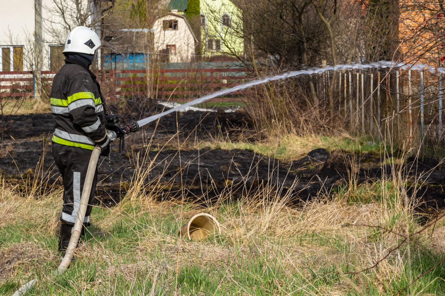 Gepcoformacion-Extincion-De-Incendios-Fuego-De-Primavera-Que-Quema-La-Hierba-Seca-Cerca-De-Los-Edificios-En-El-Campo-El-Bombero-Apaga-La-Llama-Desastre-Ambiental Gepcoformacion Extincion De Incendios Fuego De Primavera Que Quema La Hierba Seca Cerca De Los Edificios En El Campo El Bombero Apaga La Llama Desastre Ambiental