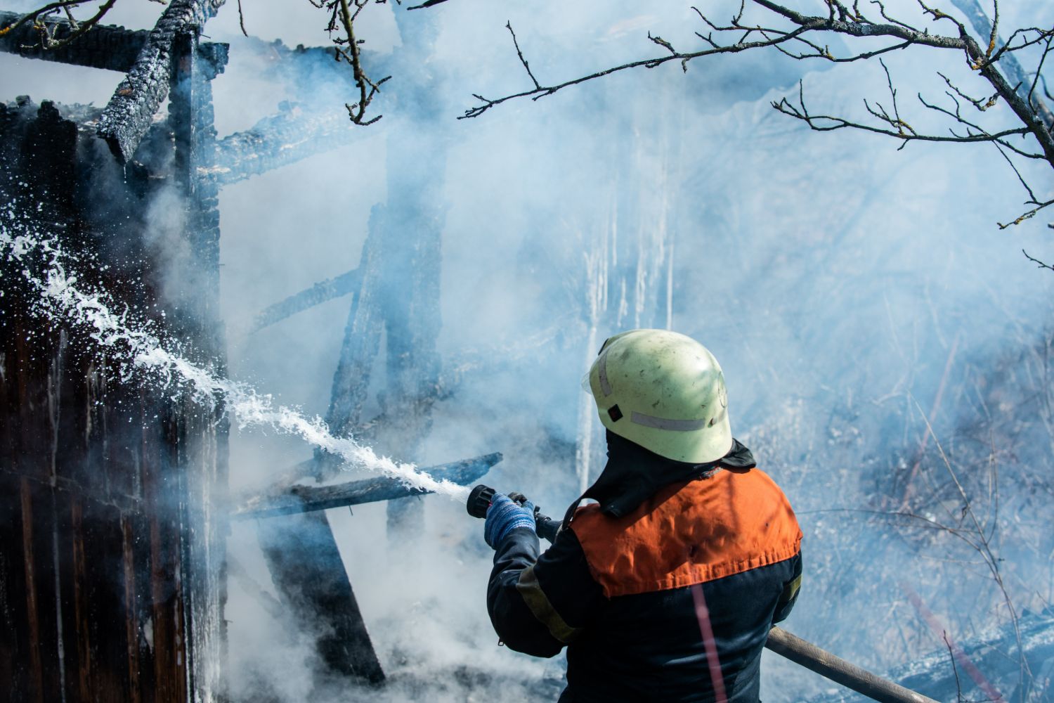 gepco-formacion-bomberos-apagaron-un-incendio-bravos-bomberos-luchando-contra-un-incendio-en-una-casa-bomberos-en-uniforme-en-llamas