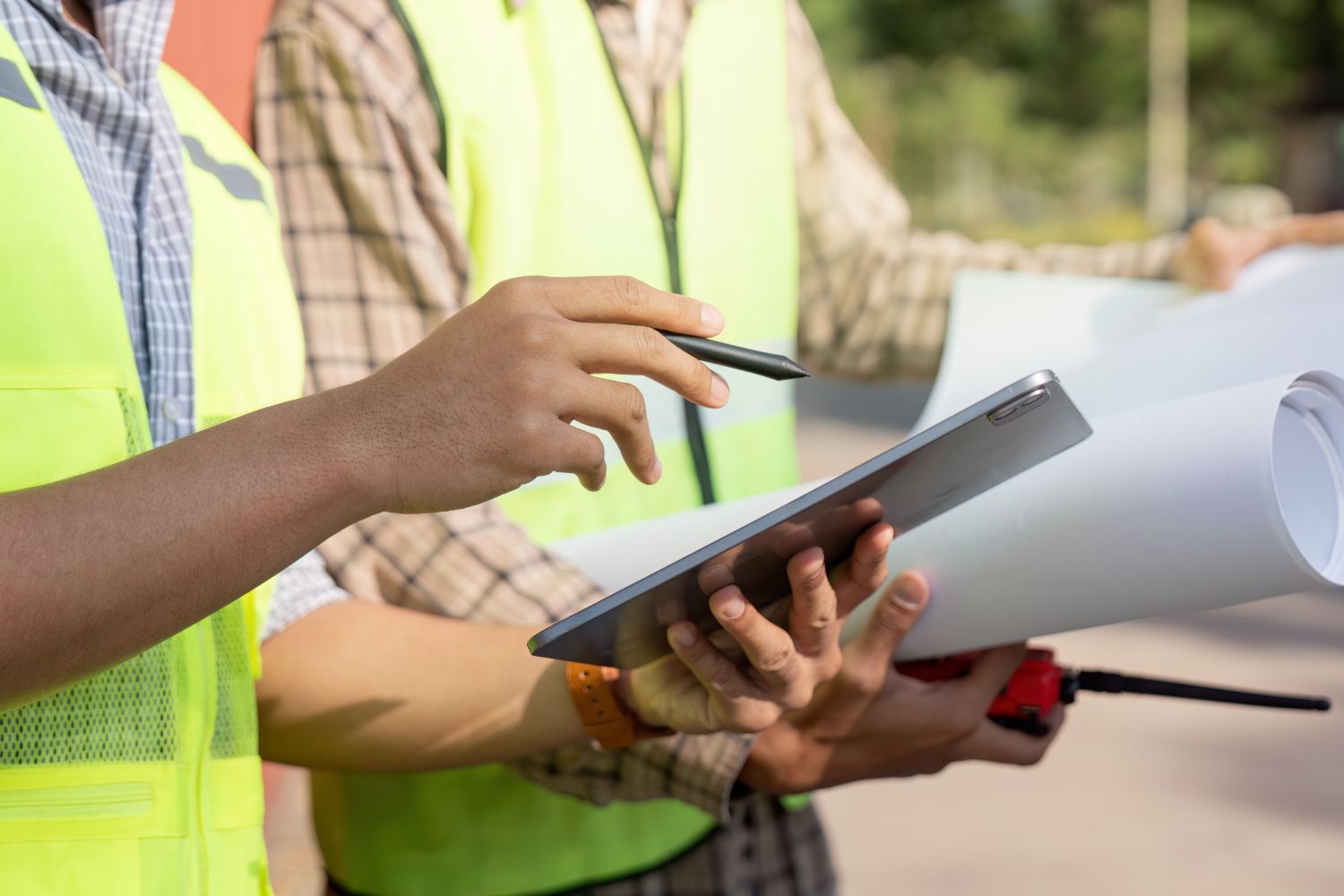 gepco-formacion-ingeniero-de-logistica-planificacion-de-operaciones-colaboracion-en-el-sitio-de-construccion-primer-plano-al-aire-libre-desarrollo-estrategico
