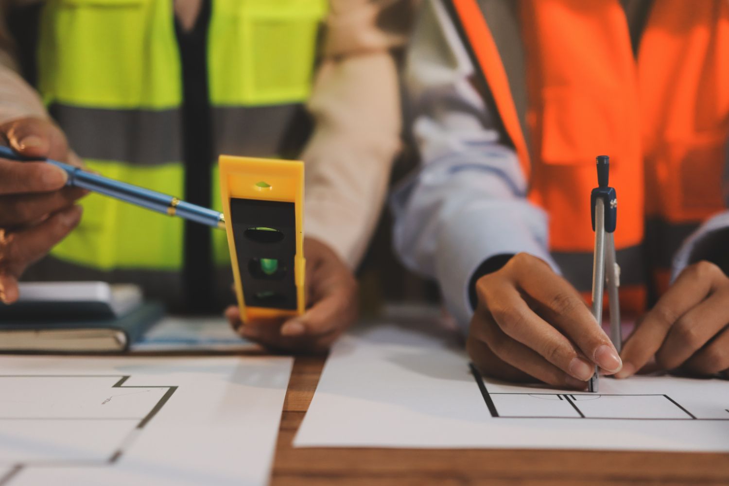 gepco-formacion-los-ingenieros-estan-ayudando-disenar-el-trabajo-en-los-planos-y-colaboran-en-el-analisis-estructural-de-los-tipos-de-proyectos